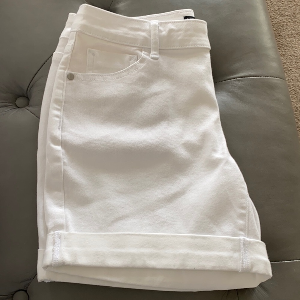 Simply Vera white shorts 4, nice classic fit, 4” cuffed shirt